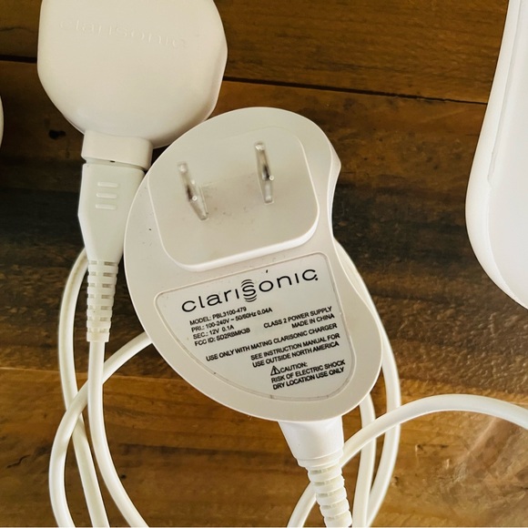 CLARISONIC MIA 2 FACIAL CLEANSING BUNDLE - Picture 6 of 16